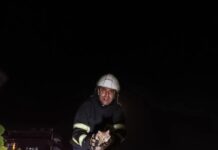 Arsuz’da ağaçta mahsur kalan kediyi iftaiye kurtardı