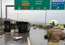 İskenderun’da Devrilen Tırın Sürücüsü Yaralandı