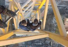 Antakya’da Kule Vinç’te Rahatsızlanan Operatörün Yardımına İtfaiye Yetişti