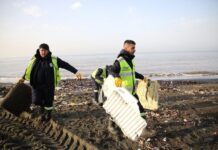 YAĞMUR SONRASI DÖRTYOL SAHİLİNDE BİRİKEN ATIKLAR TEMİZLENDİ