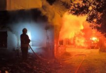 Samandağ’da Metruk Bina Yangını Korkuttu