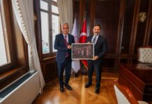 “ERZİN’İN HAFIZASI” SANAT ESERİ HATAY VALİSİ MUSTAFA MASATLI’YA SUNULDU